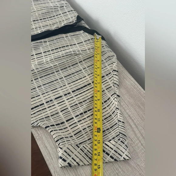 Vince Silk Print Top V Neck Elbow Sleeve Office Career Quiet Luxury 4 *Read - Picture 6 of 12